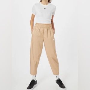 Nike Sportswear Essential Women's High-Rise Curve Pants
